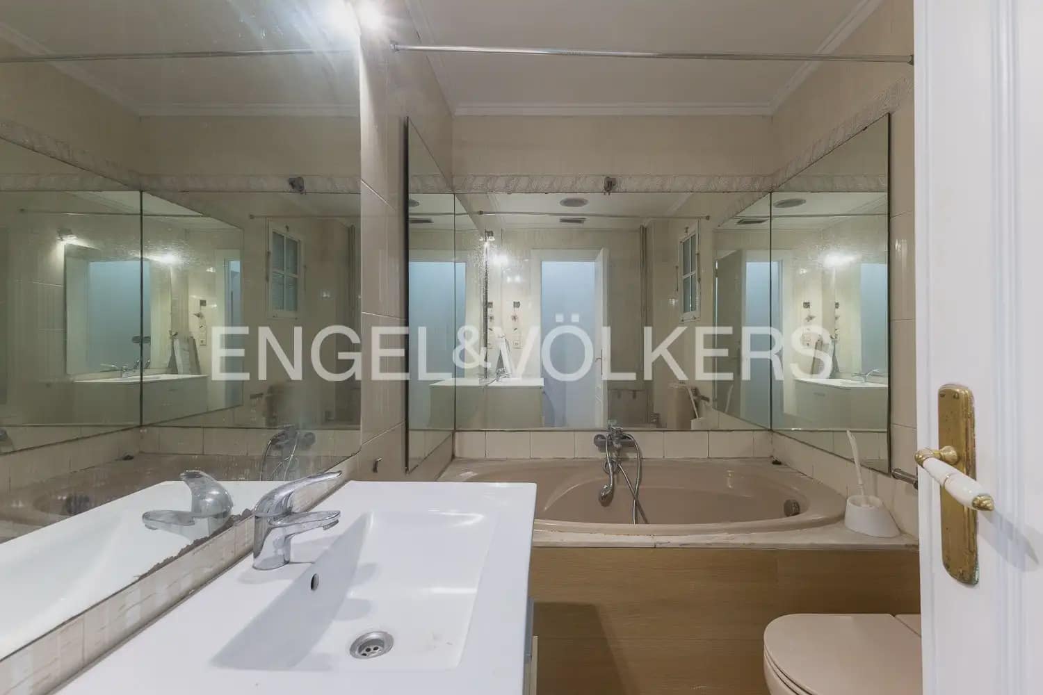 3 bedroom Flat for rent in Valencia city with garage - € 1,900 (Ref: 10039218)