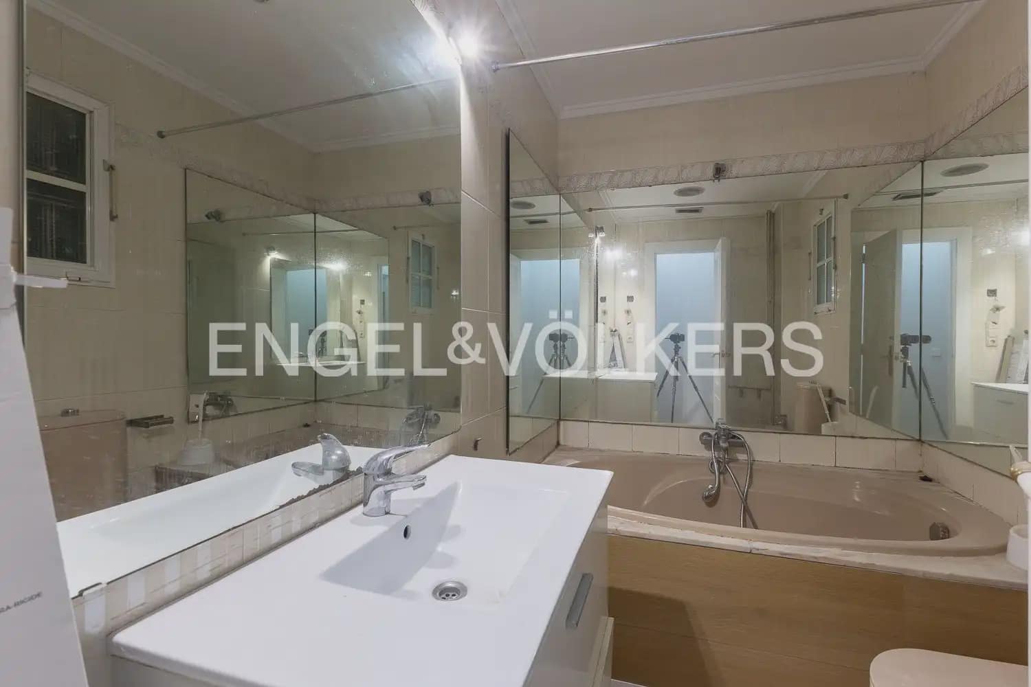 3 bedroom Flat for rent in Valencia city with garage - € 1,900 (Ref: 10039218)