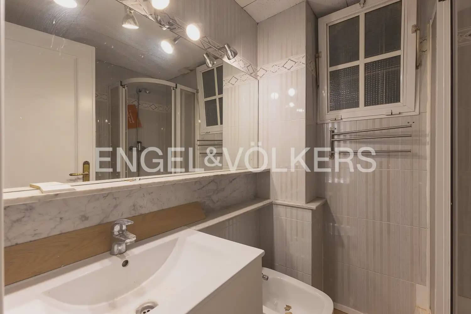 3 bedroom Flat for rent in Valencia city with garage - € 1,900 (Ref: 10039218)