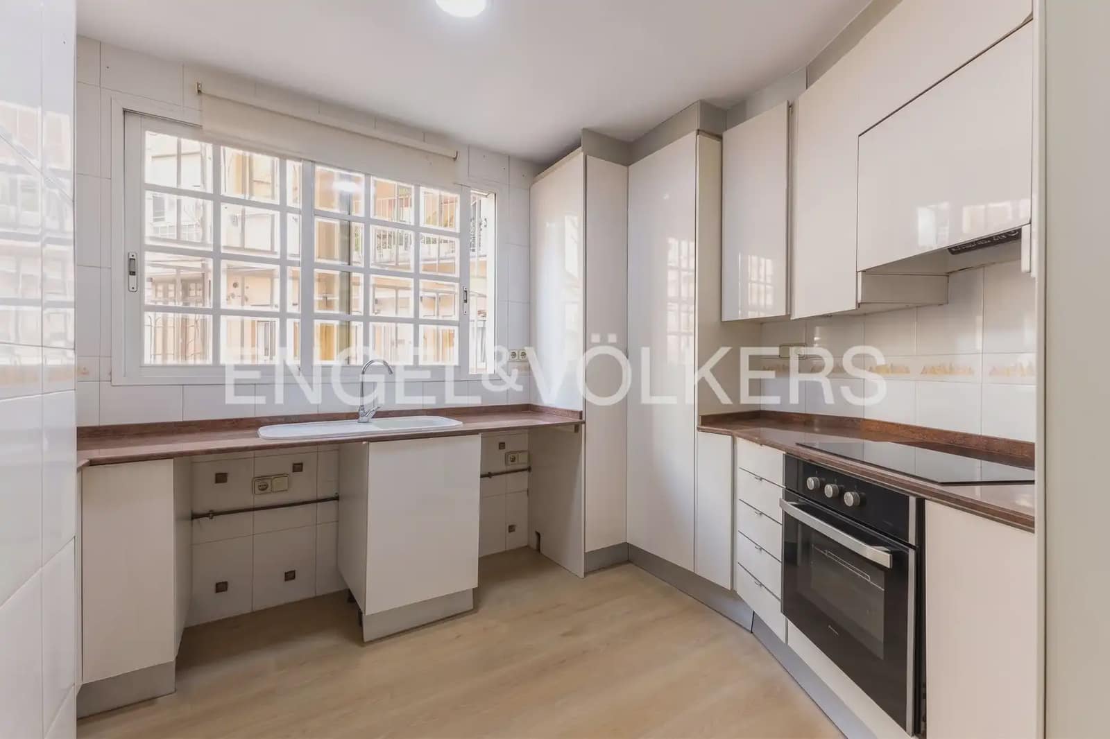 3 bedroom Flat for rent in Valencia city with garage - € 1,900 (Ref: 10039218)
