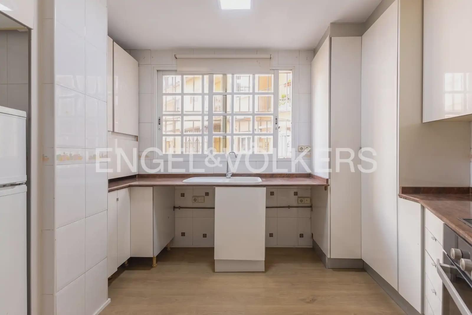 3 bedroom Flat for rent in Valencia city with garage - € 1,900 (Ref: 10039218)