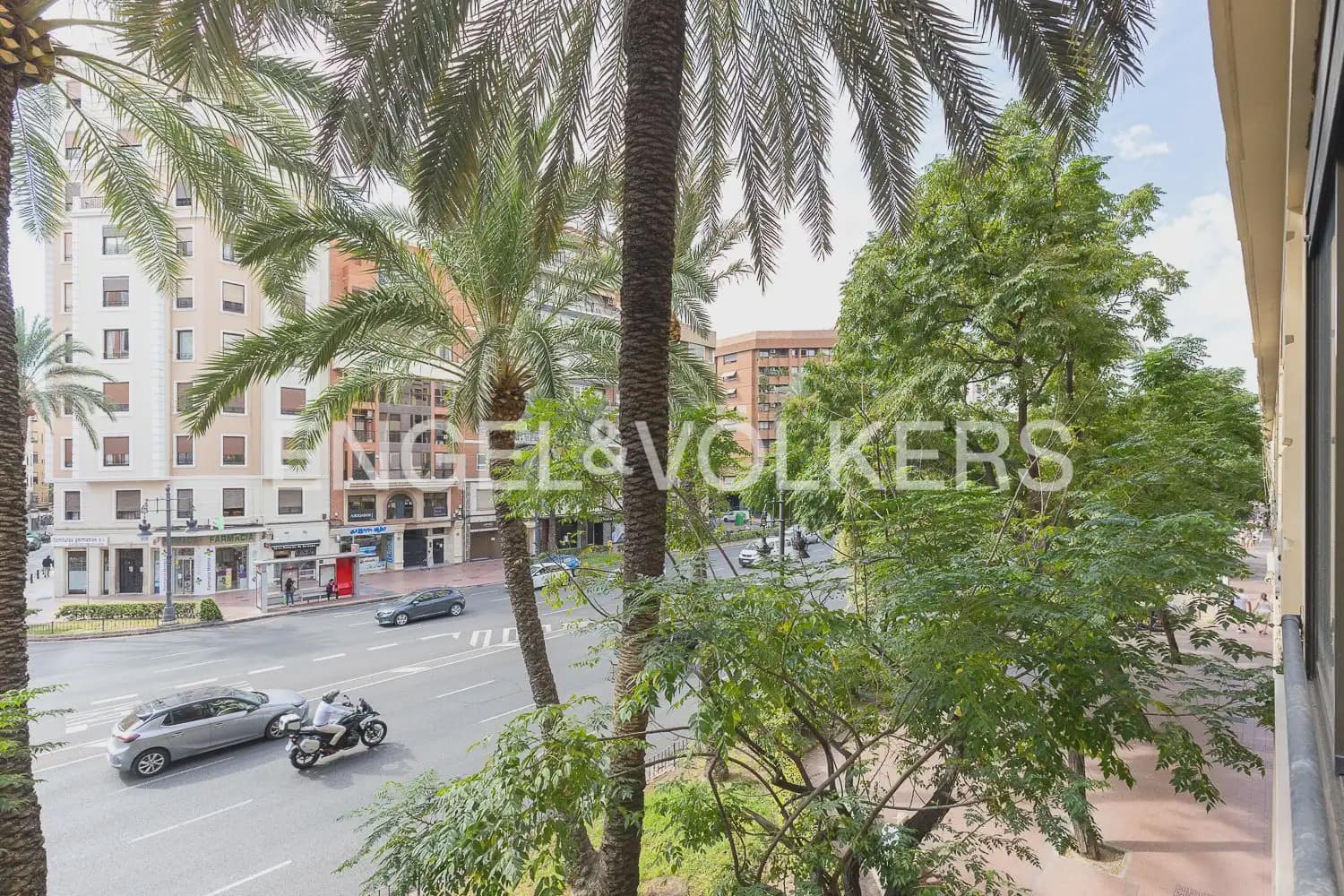 3 bedroom Flat for rent in Valencia city with garage - € 1,900 (Ref: 10039218)