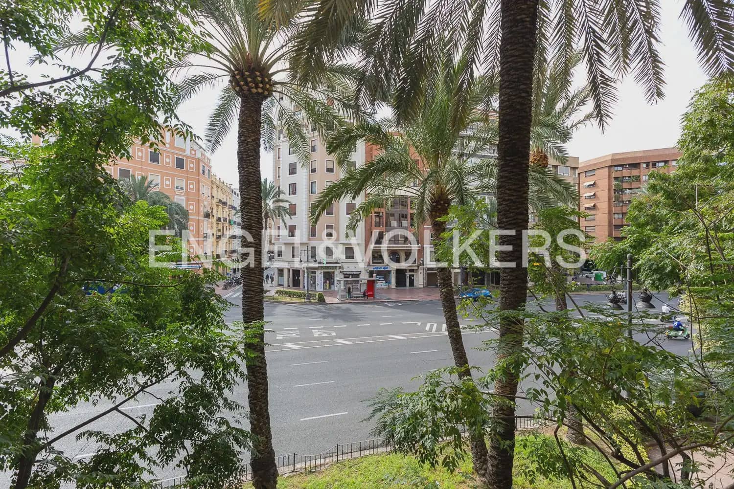 3 bedroom Flat for rent in Valencia city with garage - € 1,900 (Ref: 10039218)