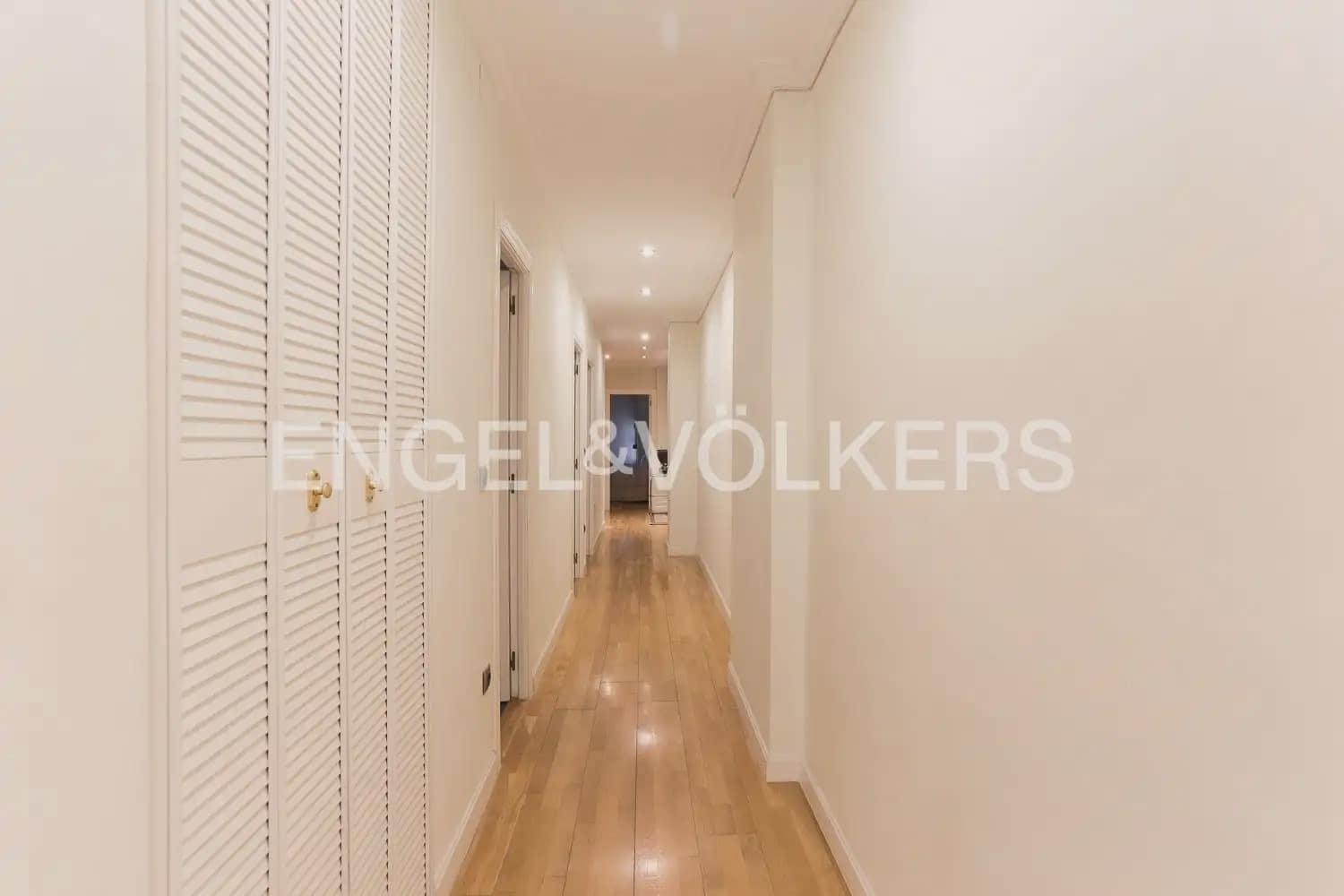 4 slaapkamer Flat te huur in Valencia stad - € 2.900 (Ref: 10039283)