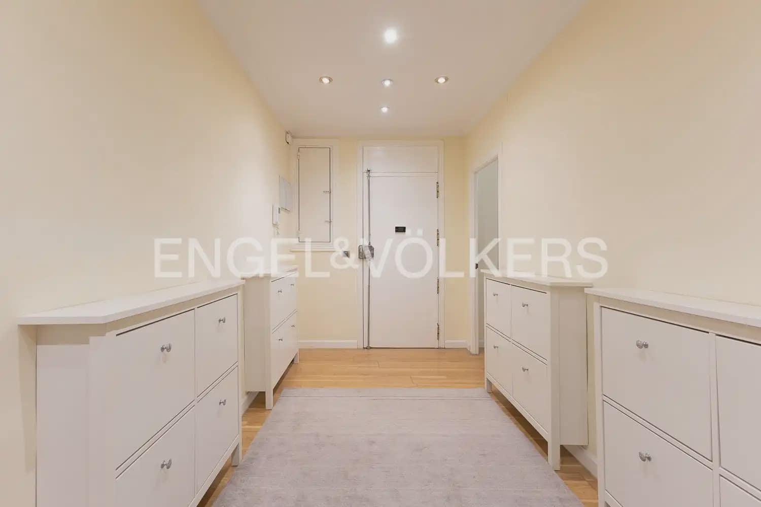 4 slaapkamer Flat te huur in Valencia stad - € 2.900 (Ref: 10039283)