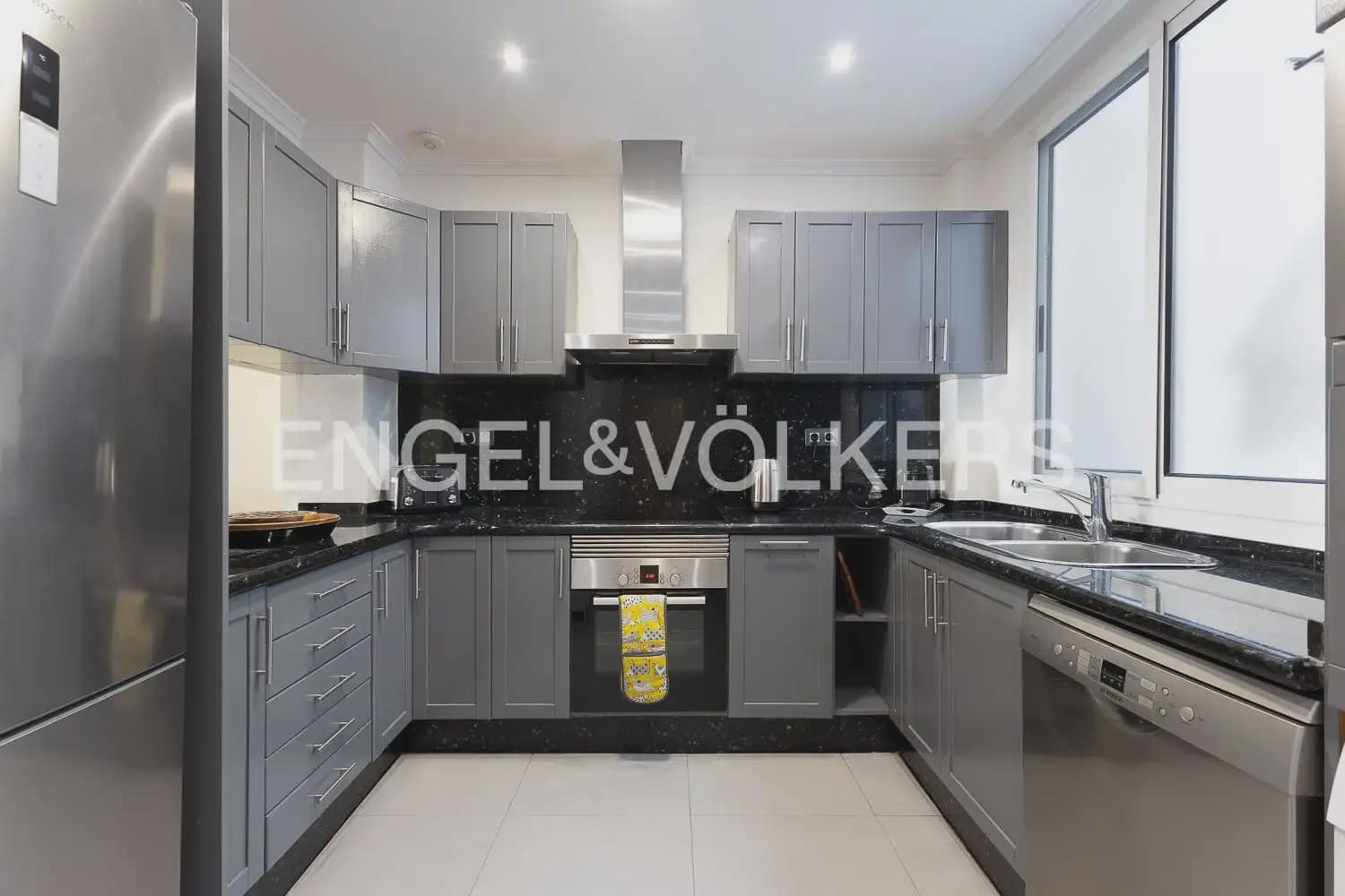 4 slaapkamer Flat te huur in Valencia stad - € 2.900 (Ref: 10039283)
