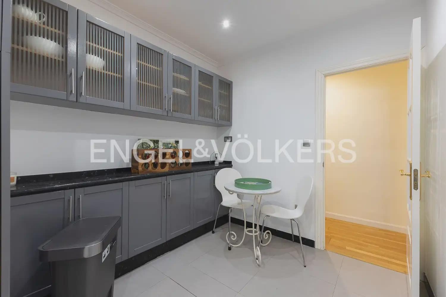 4 slaapkamer Flat te huur in Valencia stad - € 2.900 (Ref: 10039283)