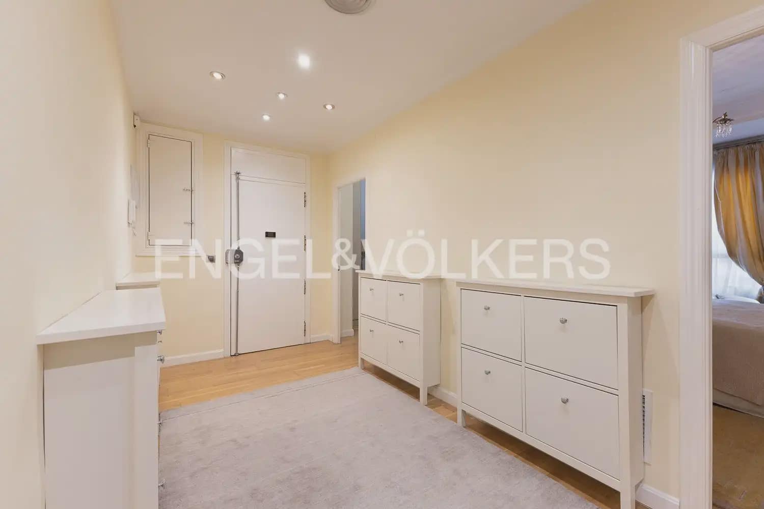 4 slaapkamer Flat te huur in Valencia stad - € 2.900 (Ref: 10039283)