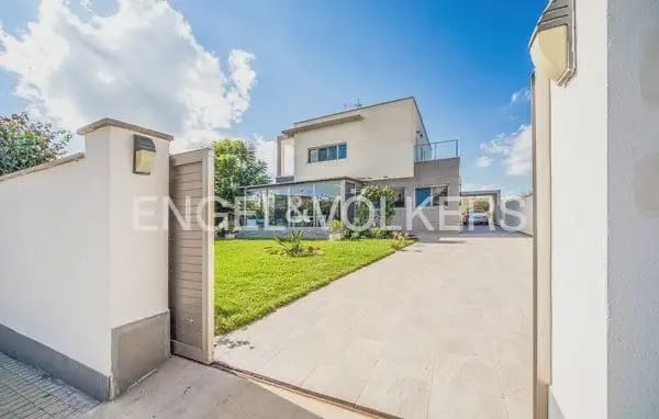 5 bedroom Villa for rent in Riba-roja de Turia with garage - € 3,300 (Ref: 10041344)