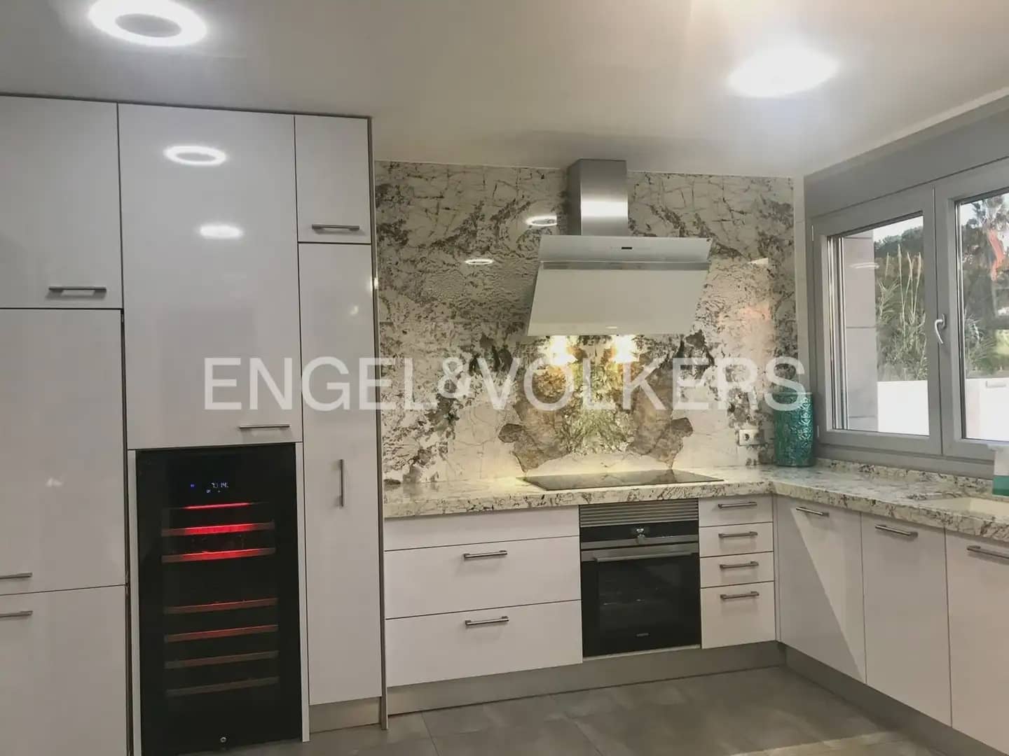 5 bedroom Villa for rent in Riba-roja de Turia with garage - € 3,300 (Ref: 10041344)