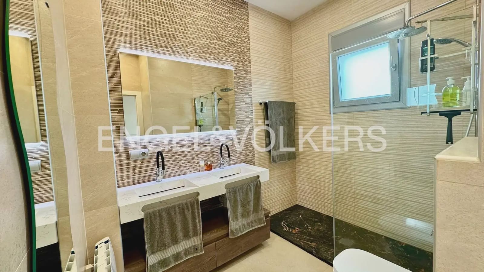 5 bedroom Villa for rent in Riba-roja de Turia with garage - € 3,300 (Ref: 10041344)