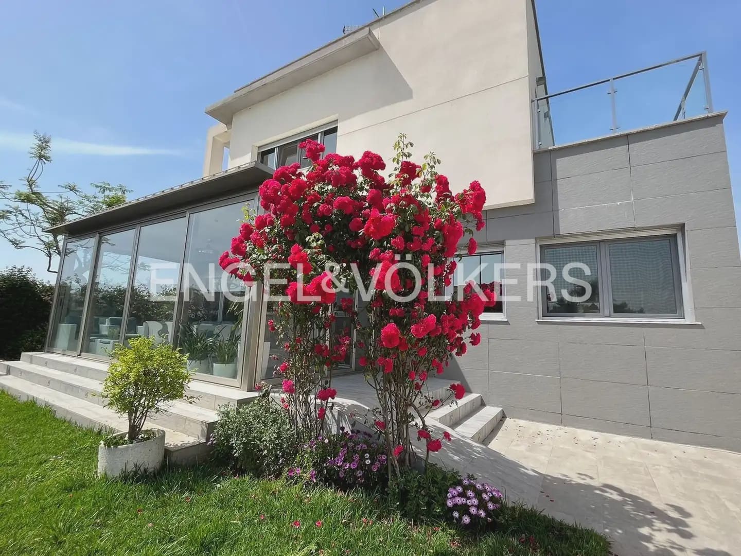 5 bedroom Villa for rent in Riba-roja de Turia with garage - € 3,300 (Ref: 10041344)