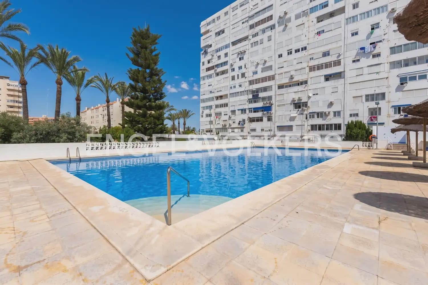 3 bedroom Flat for rent in La Pobla de Farnals with pool - € 1,600 (Ref: 10041786)