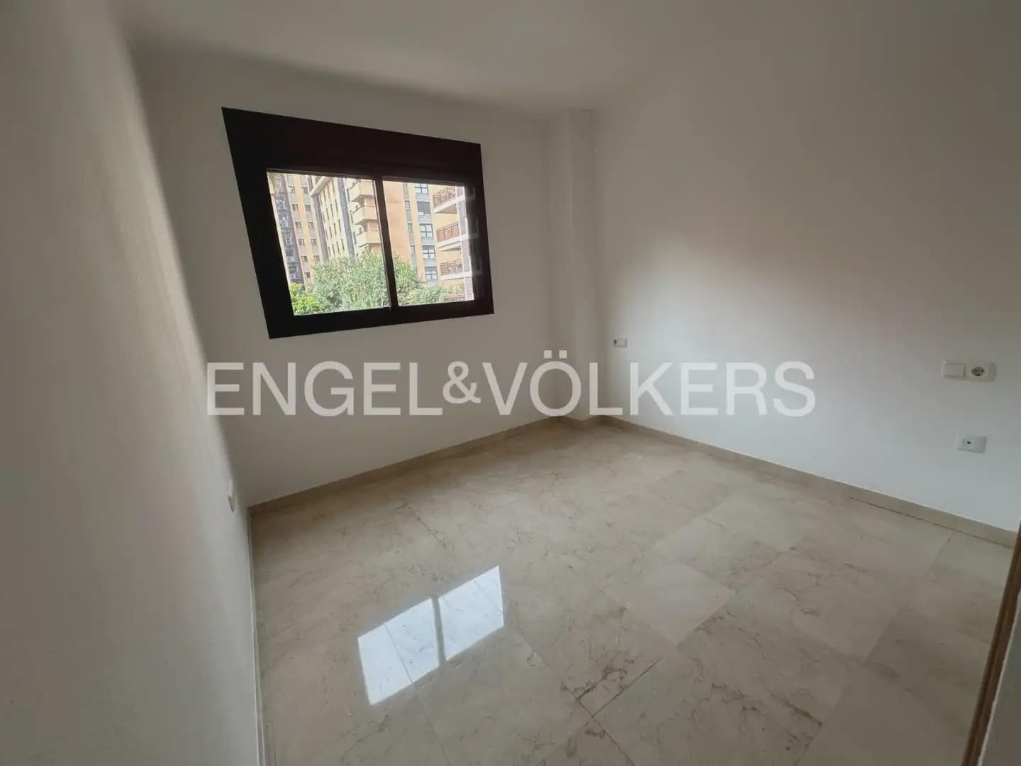 Appartement de 2 chambres à louer à Valence ville avec piscine garage - 2 000 € (Ref: 10041787)