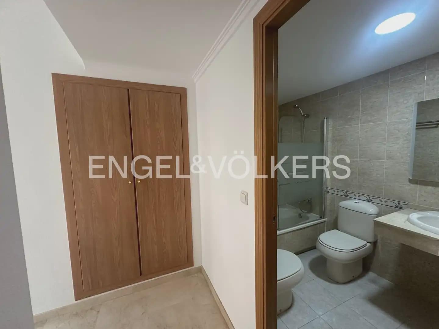 Appartement de 2 chambres à louer à Valence ville avec piscine garage - 2 000 € (Ref: 10041787)