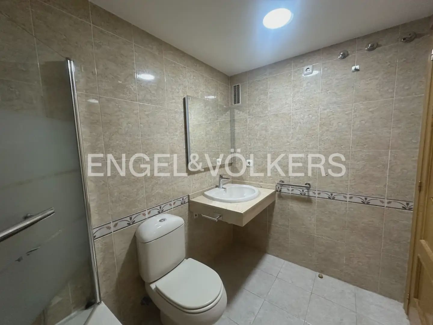 Appartement de 2 chambres à louer à Valence ville avec piscine garage - 2 000 € (Ref: 10041787)