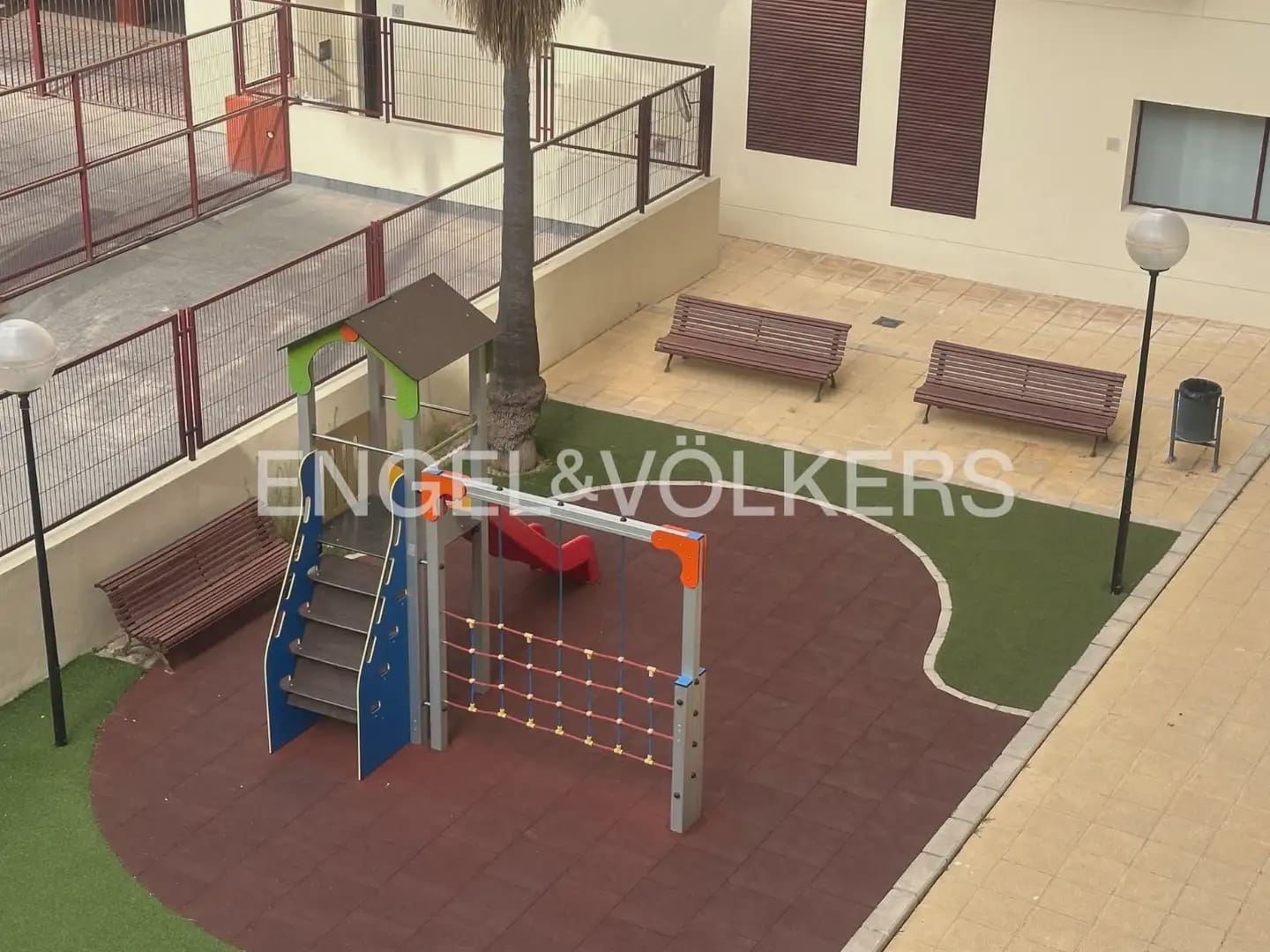 Appartement de 2 chambres à louer à Valence ville avec piscine garage - 2 000 € (Ref: 10041787)