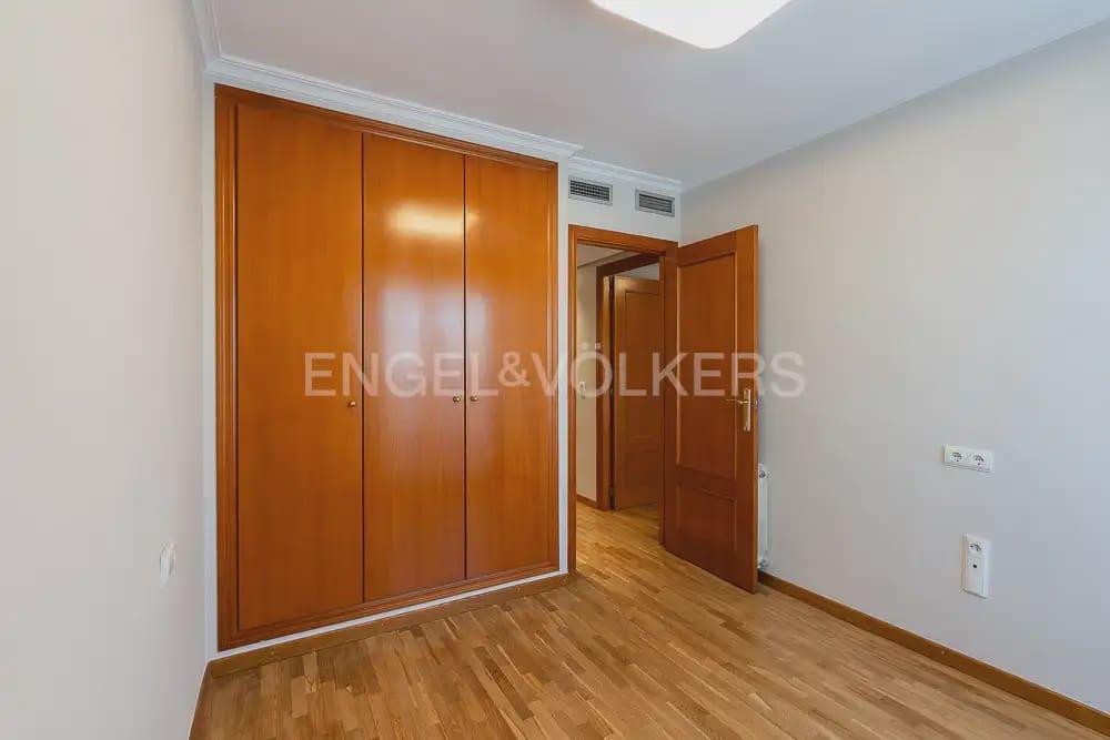 3 bedroom Flat for rent in Valencia city with garage - € 1,800 (Ref: 10044167)