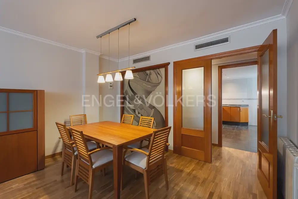 3 bedroom Flat for rent in Valencia city with garage - € 1,800 (Ref: 10044167)