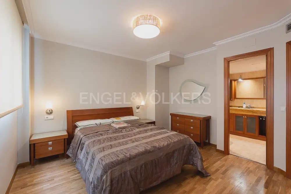 3 bedroom Flat for rent in Valencia city with garage - € 1,800 (Ref: 10044167)