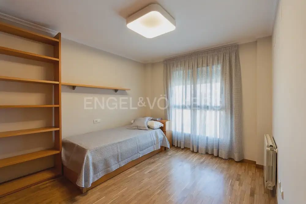 3 bedroom Flat for rent in Valencia city with garage - € 1,800 (Ref: 10044167)