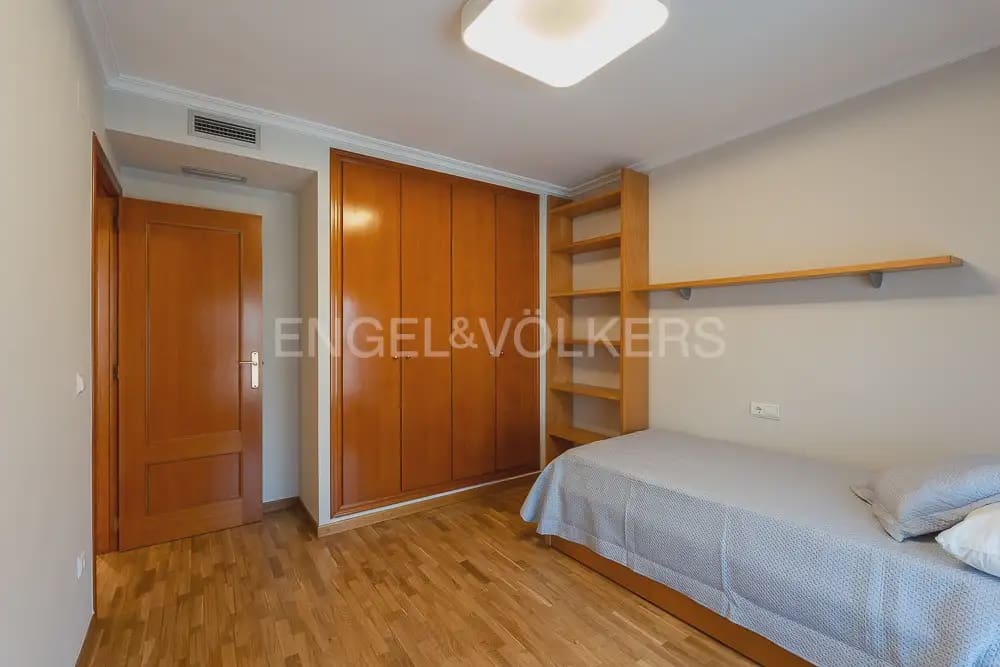 3 bedroom Flat for rent in Valencia city with garage - € 1,800 (Ref: 10044167)