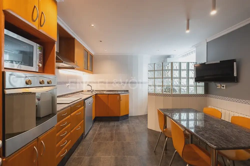 3 bedroom Flat for rent in Valencia city with garage - € 1,800 (Ref: 10044167)