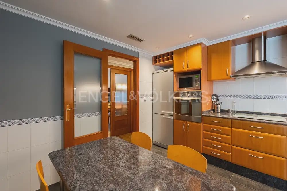 3 bedroom Flat for rent in Valencia city with garage - € 1,800 (Ref: 10044167)