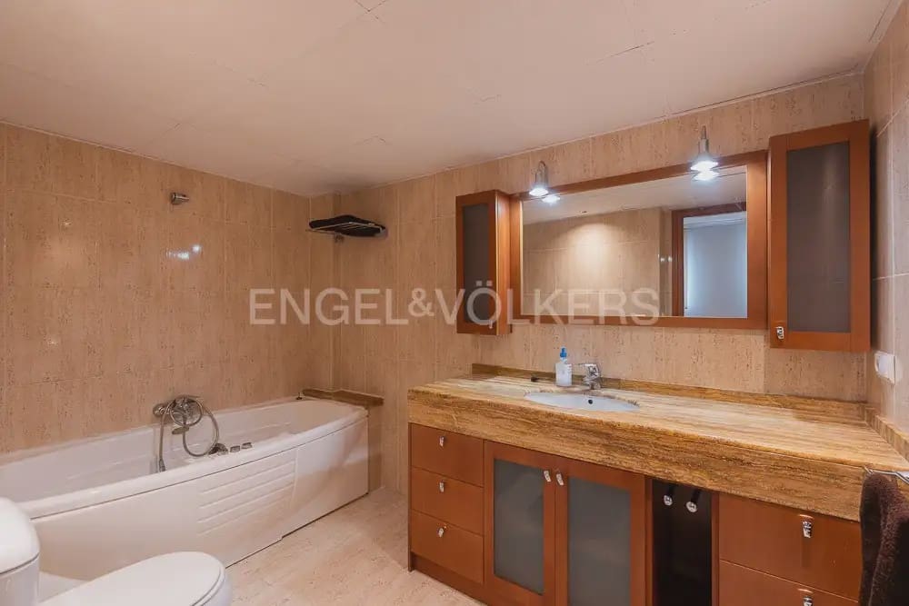 3 bedroom Flat for rent in Valencia city with garage - € 1,800 (Ref: 10044167)