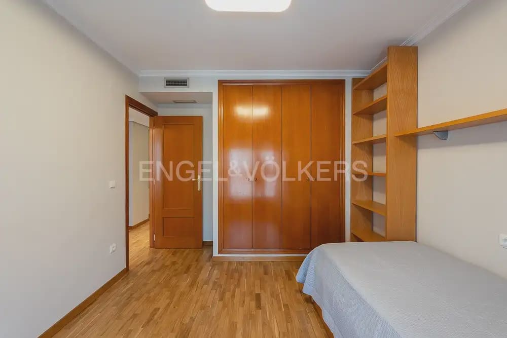 3 bedroom Flat for rent in Valencia city with garage - € 1,800 (Ref: 10044167)