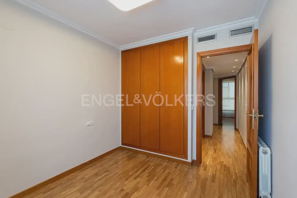 3 bedroom Flat for rent in Valencia city with garage - € 1,800 (Ref: 10044167)