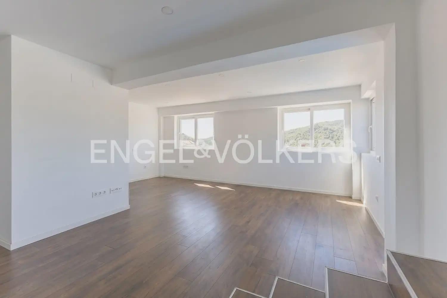 4 soveværelse Villa til salg i Gilet med swimmingpool garage - € 640.000 (Ref: 10045314)