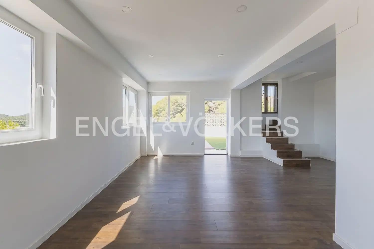 4 soveværelse Villa til salg i Gilet med swimmingpool garage - € 640.000 (Ref: 10045314)