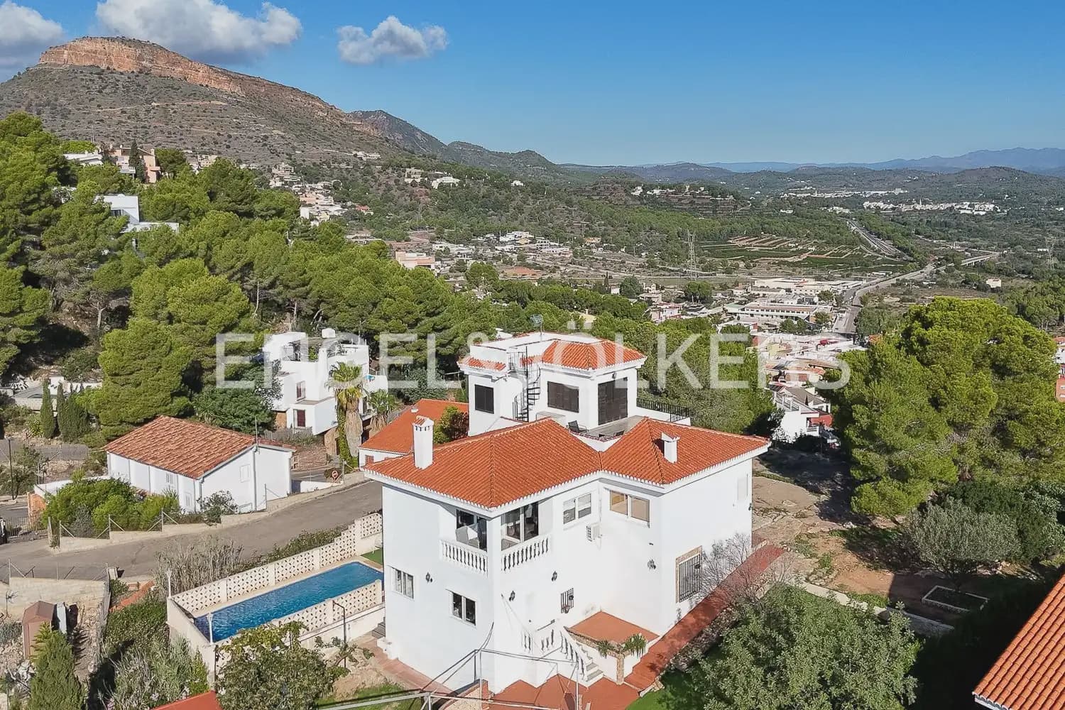 4 bedroom Villa for sale in Gilet with pool garage - € 640,000 (Ref: 10045314)