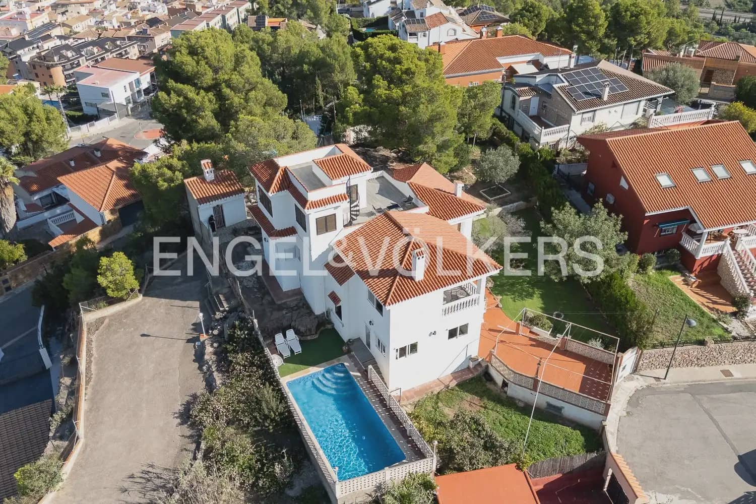 4 bedroom Villa for sale in Gilet with pool garage - € 640,000 (Ref: 10045314)