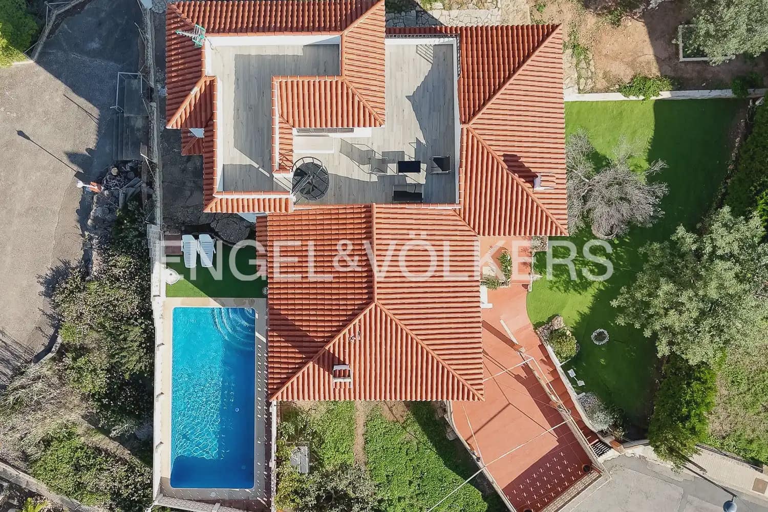 4 bedroom Villa for sale in Gilet with pool garage - € 640,000 (Ref: 10045314)