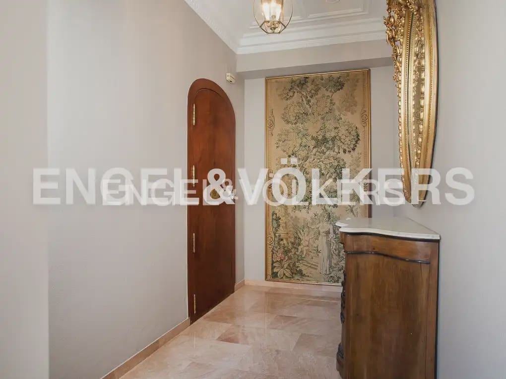Piso de 5 habitaciones en València ciudad en alquiler - 2.000 € (Ref: 10045829)