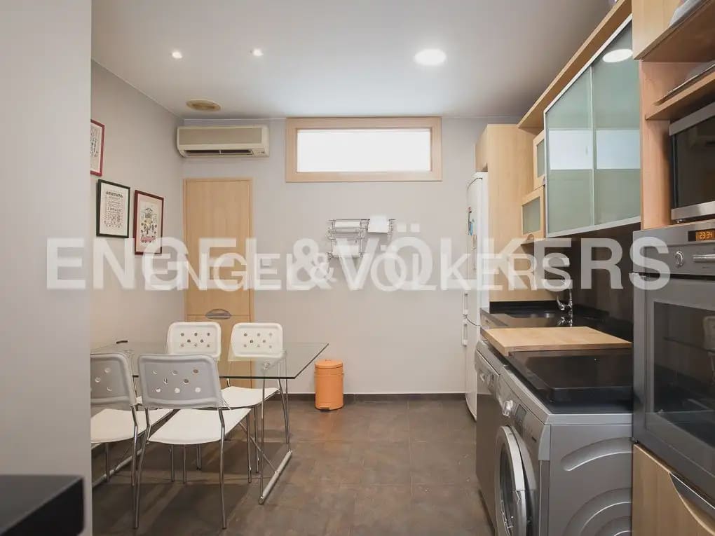 Piso de 5 habitaciones en València ciudad en alquiler - 2.000 € (Ref: 10045829)