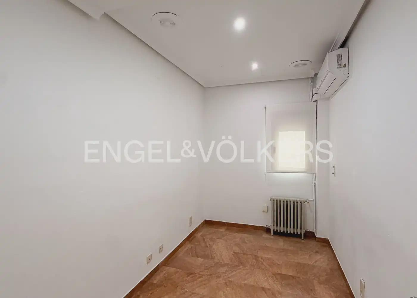 Piso de 5 habitaciones en València ciudad en alquiler - 2.000 € (Ref: 10045829)