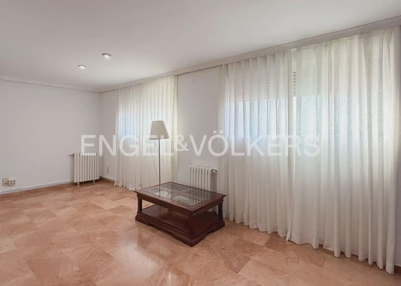 Piso de 5 habitaciones en València ciudad en alquiler - 2.000 € (Ref: 10045829)