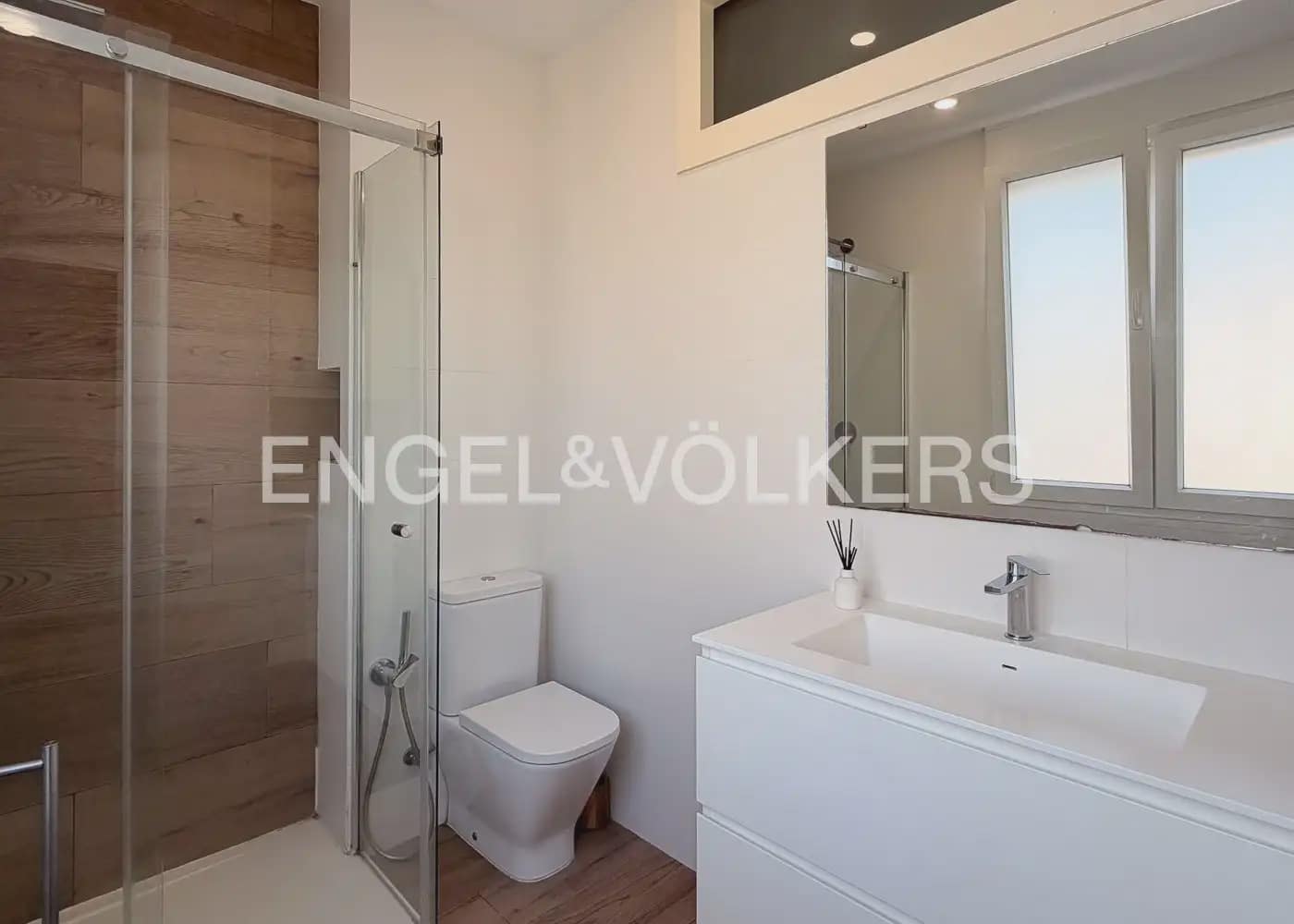 Piso de 5 habitaciones en València ciudad en alquiler - 2.000 € (Ref: 10045829)