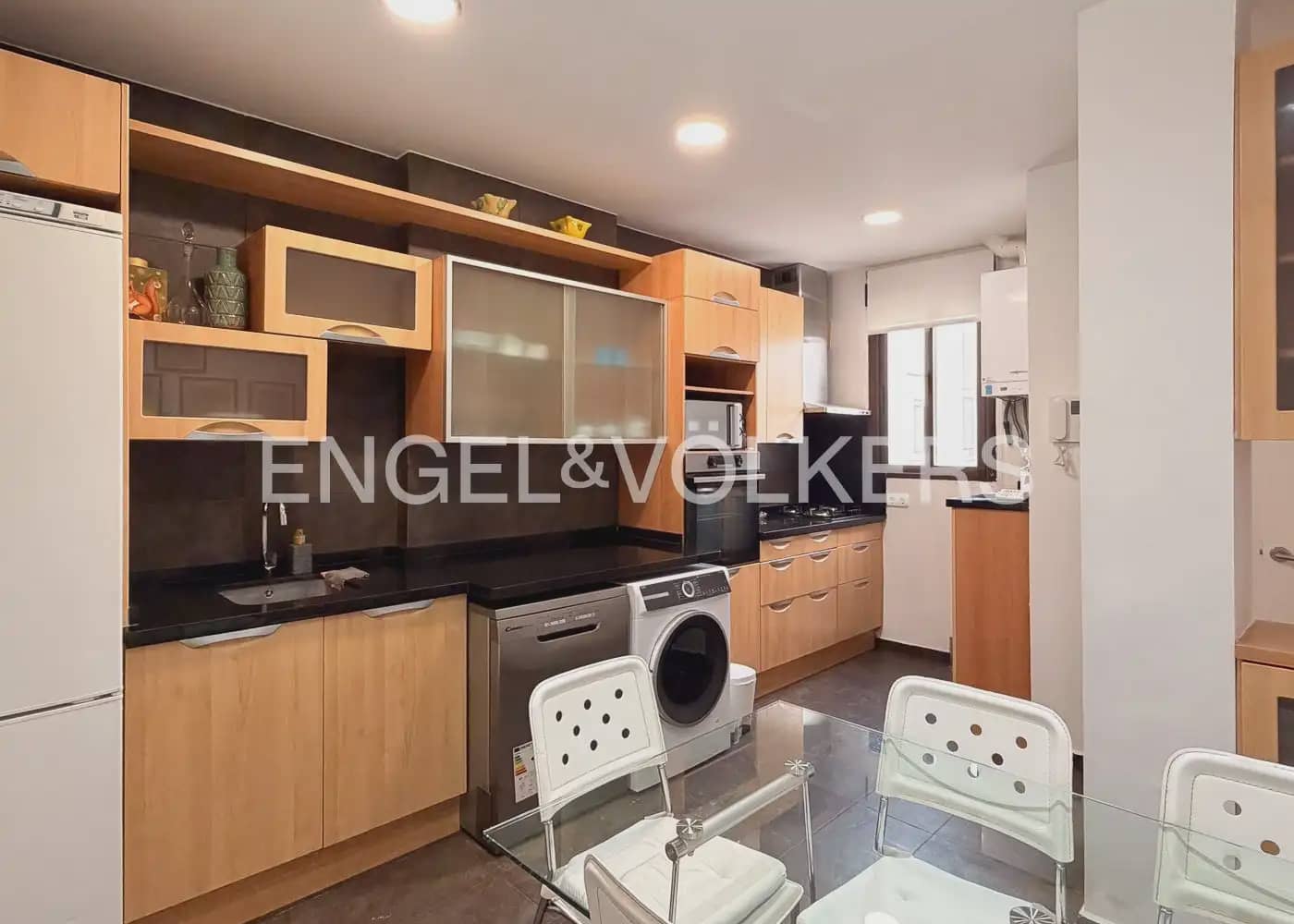 Piso de 5 habitaciones en València ciudad en alquiler - 2.000 € (Ref: 10045829)