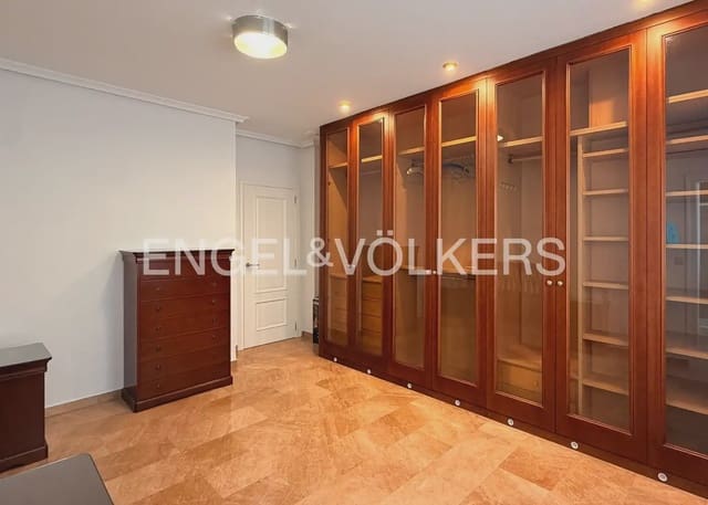 Piso de 5 habitaciones en La Gran Via, València ciudad en alquiler - 2.000 € (Ref: 10045829)