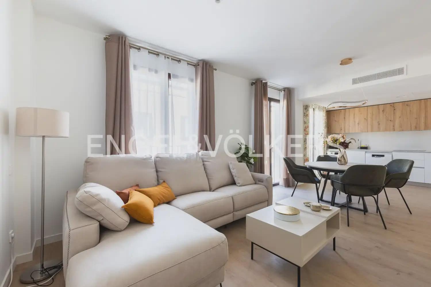 2 bedroom Flat for rent in Valencia city with pool garage - € 2,200 (Ref: 10046096)