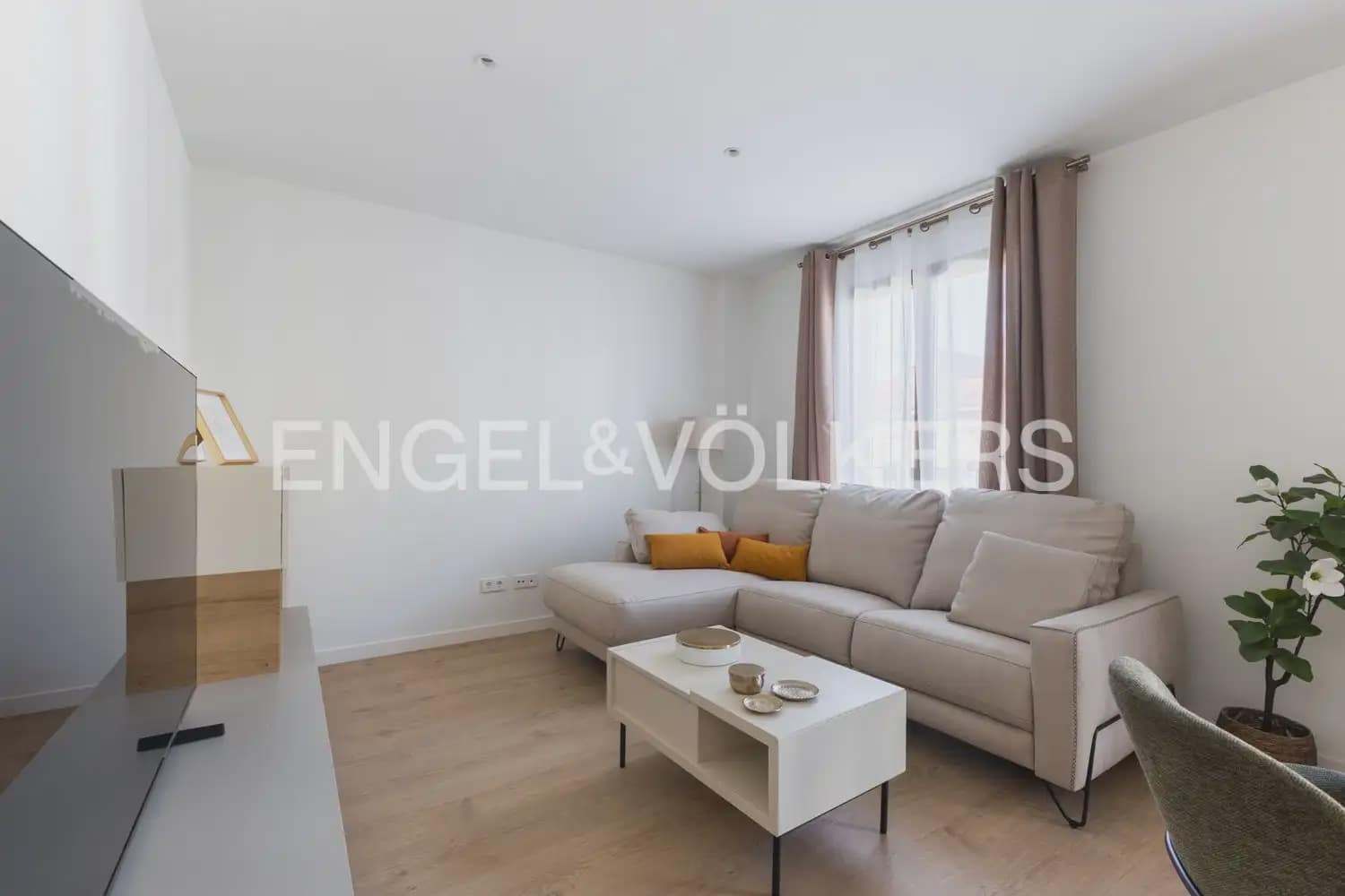 2 bedroom Flat for rent in Valencia city with pool garage - € 2,200 (Ref: 10046096)