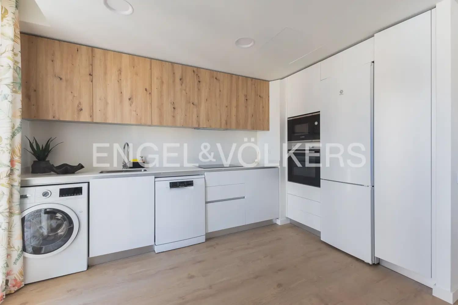 2 bedroom Flat for rent in Valencia city with pool garage - € 2,200 (Ref: 10046096)