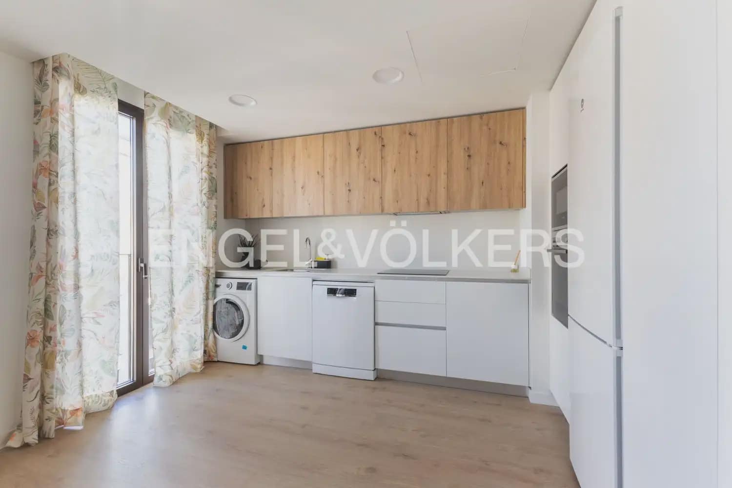 2 bedroom Flat for rent in Valencia city with pool garage - € 2,200 (Ref: 10046096)