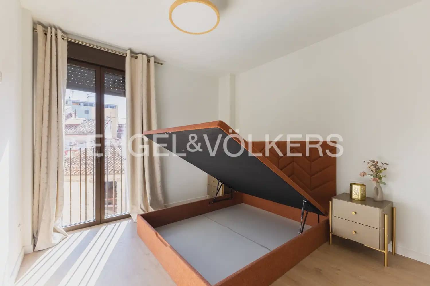 2 bedroom Flat for rent in Valencia city with pool garage - € 2,200 (Ref: 10046096)
