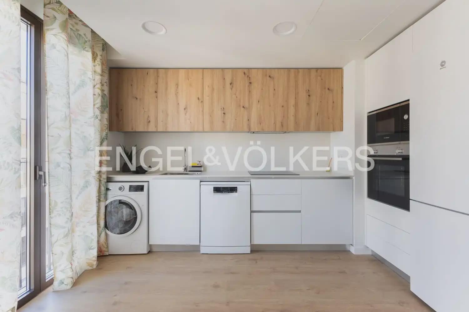 2 bedroom Flat for rent in Valencia city with pool garage - € 2,200 (Ref: 10046096)