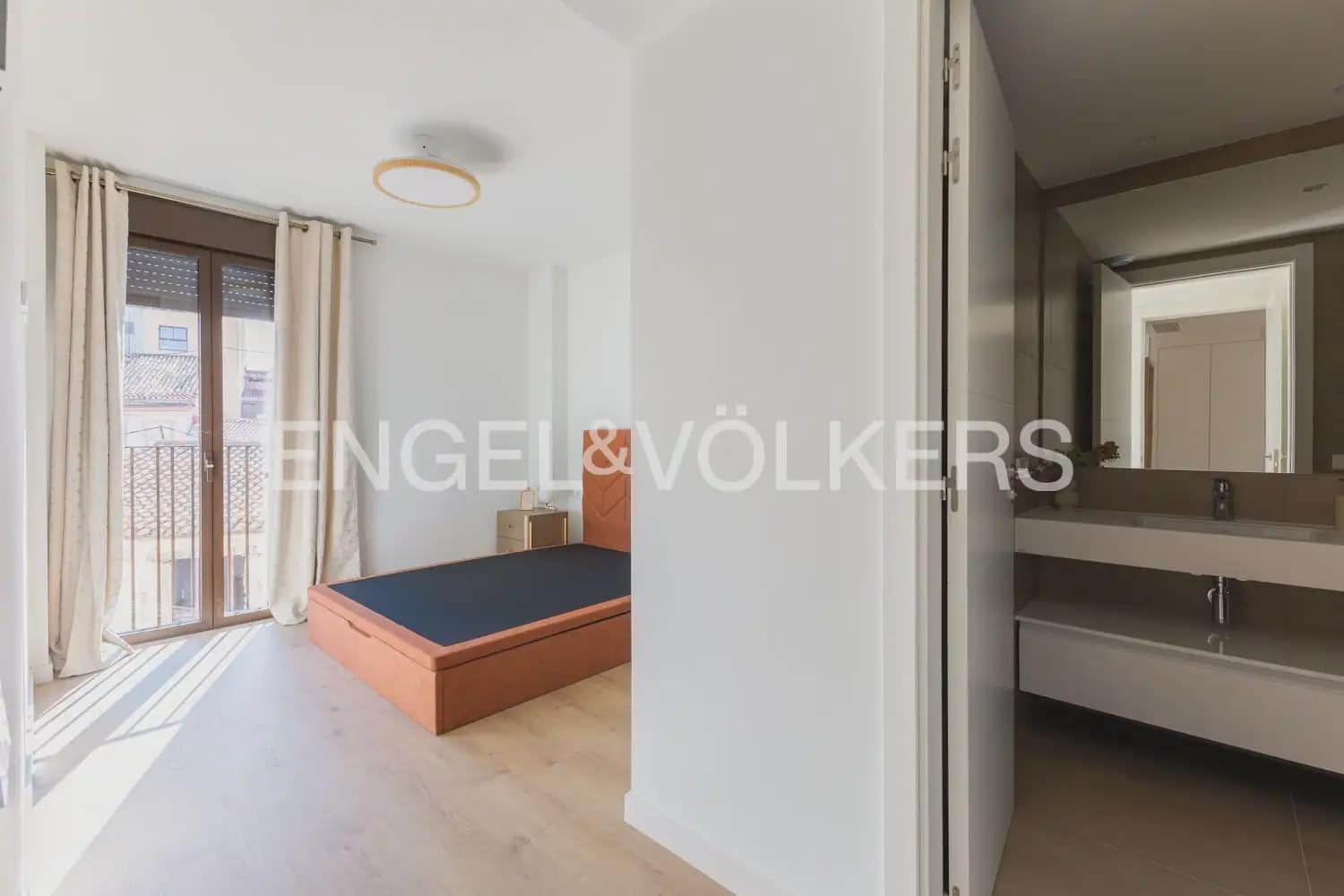 2 bedroom Flat for rent in Valencia city with pool garage - € 2,200 (Ref: 10046096)